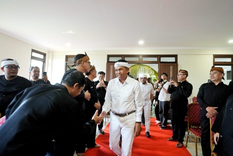 Gubernur Jabar, Dedi Mulyadi, hadir dalam diskusi kecagarbudayaan tentang Prasasti Batutulis dan Mahkota Binokasih Sanghyang Pake digelar di Museum Pajajaran Bogor, Kamis (14/5/2026). Pemerintah Provinsi Jawa Barat mendukung penyusunan kajian akademik untuk memperkuat pemahaman sejarah dan budaya Sunda. Foto: Humas Jabar