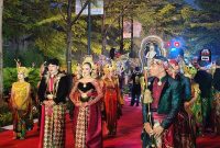 Peserta kirab budaya mengenakan busana tradisional saat persiapan untuk mengikuti kirab di kawasan Kiara Artha Park, Kota Bandung, pada puncak Milangkala Tatar Sunda, Sabtu malam (16/5/2026). Ribuan warga memadati jalur kirab untuk menyaksikan pertunjukan seni dan budaya dari berbagai daerah di Jawa Barat. Foto: Kabar Pajajaran