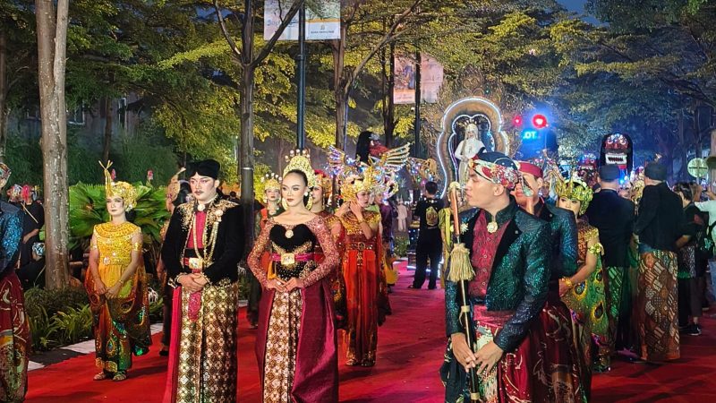 Peserta kirab budaya mengenakan busana tradisional saat persiapan untuk mengikuti kirab di kawasan Kiara Artha Park, Kota Bandung, pada puncak Milangkala Tatar Sunda, Sabtu malam (16/5/2026). Ribuan warga memadati jalur kirab untuk menyaksikan pertunjukan seni dan budaya dari berbagai daerah di Jawa Barat. Foto: Kabar Pajajaran