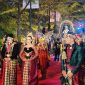 Peserta kirab budaya mengenakan busana tradisional saat persiapan untuk mengikuti kirab di kawasan Kiara Artha Park, Kota Bandung, pada puncak Milangkala Tatar Sunda, Sabtu malam (16/5/2026). Ribuan warga memadati jalur kirab untuk menyaksikan pertunjukan seni dan budaya dari berbagai daerah di Jawa Barat. Foto: Kabar Pajajaran