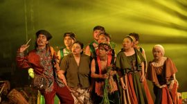 Para seniman tampil dalam drama kolosal Peuting Munggaran di kawasan Gedung Sate, Kota Bandung, Minggu malam (17/5/2026). Pertunjukan tersebut menjadi puncak rangkaian Milangkala Tatar Sunda 2026. Foto: Humas Jabar