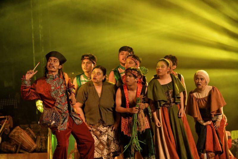 Para seniman tampil dalam drama kolosal Peuting Munggaran di kawasan Gedung Sate, Kota Bandung, Minggu malam (17/5/2026). Pertunjukan tersebut menjadi puncak rangkaian Milangkala Tatar Sunda 2026. Foto: Humas Jabar
