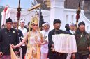 Gubernur Jawa Barat Dedi Mulyadi mengikuti prosesi pengembalian Mahkota Binokasih Sanghyang Pake ke Museum Prabu Geusan Ulun, Kabupaten Sumedang, Senin (18/5/2026), usai rangkaian Kirab Milangkala Tatar Sunda di sejumlah daerah di Jawa Barat. Foto: Humas Jabar