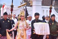 Gubernur Jawa Barat Dedi Mulyadi mengikuti prosesi pengembalian Mahkota Binokasih Sanghyang Pake ke Museum Prabu Geusan Ulun, Kabupaten Sumedang, Senin (18/5/2026), usai rangkaian Kirab Milangkala Tatar Sunda di sejumlah daerah di Jawa Barat. Foto: Humas Jabar