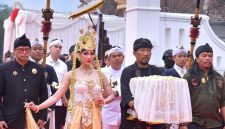 Gubernur Jawa Barat Dedi Mulyadi mengikuti prosesi pengembalian Mahkota Binokasih Sanghyang Pake ke Museum Prabu Geusan Ulun, Kabupaten Sumedang, Senin (18/5/2026), usai rangkaian Kirab Milangkala Tatar Sunda di sejumlah daerah di Jawa Barat. Foto: Humas Jabar