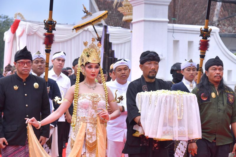 Gubernur Jawa Barat Dedi Mulyadi mengikuti prosesi pengembalian Mahkota Binokasih Sanghyang Pake ke Museum Prabu Geusan Ulun, Kabupaten Sumedang, Senin (18/5/2026), usai rangkaian Kirab Milangkala Tatar Sunda di sejumlah daerah di Jawa Barat. Foto: Humas Jabar
