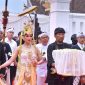 Gubernur Jawa Barat Dedi Mulyadi mengikuti prosesi pengembalian Mahkota Binokasih Sanghyang Pake ke Museum Prabu Geusan Ulun, Kabupaten Sumedang, Senin (18/5/2026), usai rangkaian Kirab Milangkala Tatar Sunda di sejumlah daerah di Jawa Barat. Foto: Humas Jabar