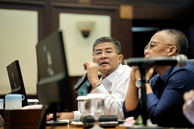 Wakil Gubernur Jabar, Erwan Setiawan menghadiri rapat koordinasi di Gedung Sate, Selasa (19/5/2026). Pemerintah Provinsi Jawa Barat mengimbau suporter menjaga kondusivitas jelang laga Persib melawan Persijap Jepara. Foto: Humas Jabar