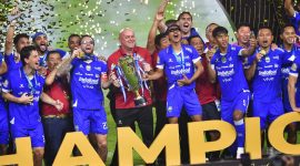 Pemain Persib merayakan keberhasilan Persib Bandung menjuarai Super League 2025/2026 di Stadion Gelora Bandung Lautan Api (GBLA), Kota Bandung, Sabtu (23/5/2026). Persib mencatatkan gelar juara tiga musim beruntun atau hattrick. Foto: Humas Jabar