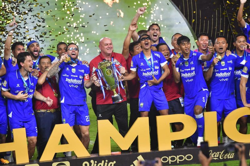 Pemain Persib merayakan keberhasilan Persib Bandung menjuarai Super League 2025/2026 di Stadion Gelora Bandung Lautan Api (GBLA), Kota Bandung, Sabtu (23/5/2026). Persib mencatatkan gelar juara tiga musim beruntun atau hattrick. Foto: Humas Jabar