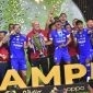 Pemain Persib merayakan keberhasilan Persib Bandung menjuarai Super League 2025/2026 di Stadion Gelora Bandung Lautan Api (GBLA), Kota Bandung, Sabtu (23/5/2026). Persib mencatatkan gelar juara tiga musim beruntun atau hattrick. Foto: Humas Jabar