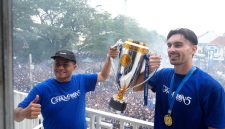 Wakil Gubernur Jawa Barat Erwan Setiawan mengangkat Piala Super League 2025/2026 bersama pemain Persib Bandung, Andrew Jung, dan menyampaikan apresiasi atas keberhasilan Persib Bandung meraih gelar juara Super League 2025/2026 usai laga melawan Persijap Jepara di Stadion GBLA, Kota Bandung. Foto: Humas Jabar