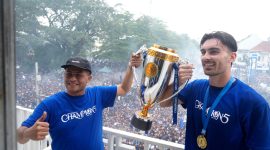 Wakil Gubernur Jawa Barat Erwan Setiawan mengangkat Piala Super League 2025/2026 bersama pemain Persib Bandung, Andrew Jung, dan menyampaikan apresiasi atas keberhasilan Persib Bandung meraih gelar juara Super League 2025/2026 usai laga melawan Persijap Jepara di Stadion GBLA, Kota Bandung. Foto: Humas Jabar