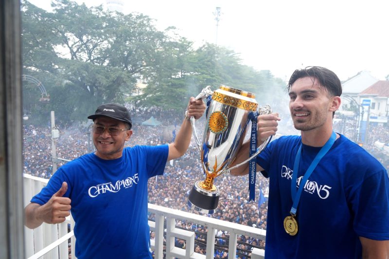 Wakil Gubernur Jawa Barat Erwan Setiawan mengangkat Piala Super League 2025/2026 bersama pemain Persib Bandung, Andrew Jung, dan menyampaikan apresiasi atas keberhasilan Persib Bandung meraih gelar juara Super League 2025/2026 usai laga melawan Persijap Jepara di Stadion GBLA, Kota Bandung. Foto: Humas Jabar
