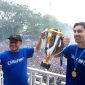 Wakil Gubernur Jawa Barat Erwan Setiawan mengangkat Piala Super League 2025/2026 bersama pemain Persib Bandung, Andrew Jung, dan menyampaikan apresiasi atas keberhasilan Persib Bandung meraih gelar juara Super League 2025/2026 usai laga melawan Persijap Jepara di Stadion GBLA, Kota Bandung. Foto: Humas Jabar