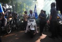 Gubernur Jawa Barat Dedi Mulyadi memimpin langsung Konvoi Persib Juara dan memberikan apresiasi kepada Persib Bandung usai memastikan gelar juara Super League 2025/2026 di Stadion Gelora Bandung Lautan Api, Kota Bandung. Foto: Humas Jabar