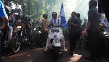 Gubernur Jawa Barat Dedi Mulyadi memimpin langsung Konvoi Persib Juara dan memberikan apresiasi kepada Persib Bandung usai memastikan gelar juara Super League 2025/2026 di Stadion Gelora Bandung Lautan Api, Kota Bandung. Foto: Humas Jabar