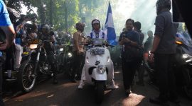 Gubernur Jawa Barat Dedi Mulyadi memimpin langsung Konvoi Persib Juara dan memberikan apresiasi kepada Persib Bandung usai memastikan gelar juara Super League 2025/2026 di Stadion Gelora Bandung Lautan Api, Kota Bandung. Foto: Humas Jabar
