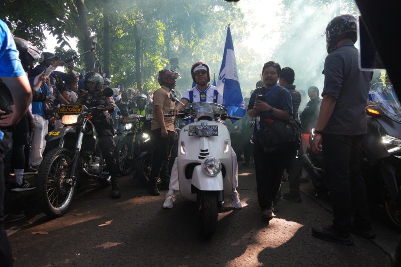 Gubernur Jawa Barat Dedi Mulyadi memimpin langsung Konvoi Persib Juara dan memberikan apresiasi kepada Persib Bandung usai memastikan gelar juara Super League 2025/2026 di Stadion Gelora Bandung Lautan Api, Kota Bandung. Foto: Humas Jabar
