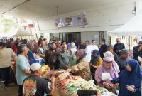Warga memadati lokasi Pasar Murah 2026 yang digelar Pemerintah Provinsi Jawa Barat di sejumlah daerah menjelang Iduladha untuk membeli kebutuhan pokok dengan harga lebih terjangkau. Foto: Humas Jabar