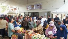 Warga memadati lokasi Pasar Murah 2026 yang digelar Pemerintah Provinsi Jawa Barat di sejumlah daerah menjelang Iduladha untuk membeli kebutuhan pokok dengan harga lebih terjangkau. Foto: Humas Jabar