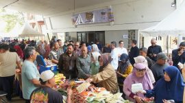 Warga memadati lokasi Pasar Murah 2026 yang digelar Pemerintah Provinsi Jawa Barat di sejumlah daerah menjelang Iduladha untuk membeli kebutuhan pokok dengan harga lebih terjangkau. Foto: Humas Jabar