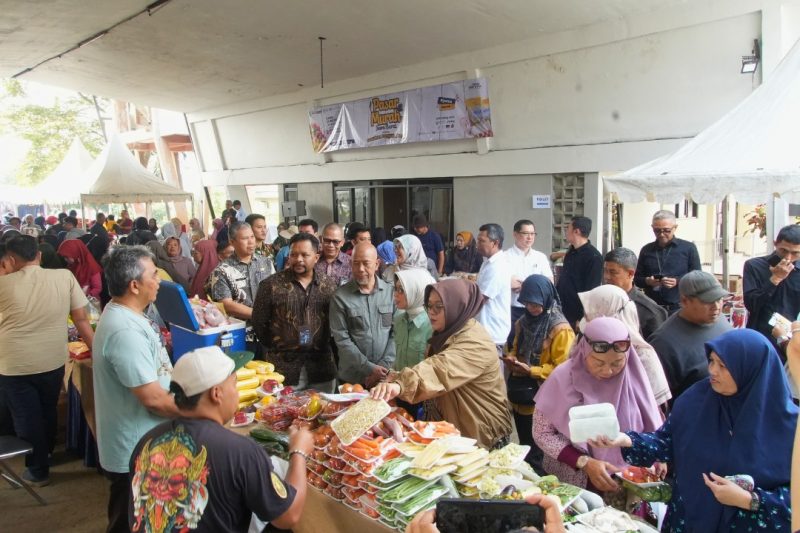 Warga memadati lokasi Pasar Murah 2026 yang digelar Pemerintah Provinsi Jawa Barat di sejumlah daerah menjelang Iduladha untuk membeli kebutuhan pokok dengan harga lebih terjangkau. Foto: Humas Jabar