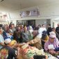 Warga memadati lokasi Pasar Murah 2026 yang digelar Pemerintah Provinsi Jawa Barat di sejumlah daerah menjelang Iduladha untuk membeli kebutuhan pokok dengan harga lebih terjangkau. Foto: Humas Jabar