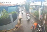 AKSI BEGAL - Aksi pembegalan atau penodongan terjadi di Jalan Maksudi RW 04, Kelurahan Panjunan, Kecamatan Astanaanyar, Kota Bandung, Minggu (3/5/2026) pukul 13.47 WIB. Beredar video dalam akun @joshua_banjarnahor_, aksi kriminal itu dilakukan saat situasi jalanan sepi dan hujan deras 