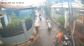AKSI BEGAL - Aksi pembegalan atau penodongan terjadi di Jalan Maksudi RW 04, Kelurahan Panjunan, Kecamatan Astanaanyar, Kota Bandung, Minggu (3/5/2026) pukul 13.47 WIB. Beredar video dalam akun @joshua_banjarnahor_, aksi kriminal itu dilakukan saat situasi jalanan sepi dan hujan deras 