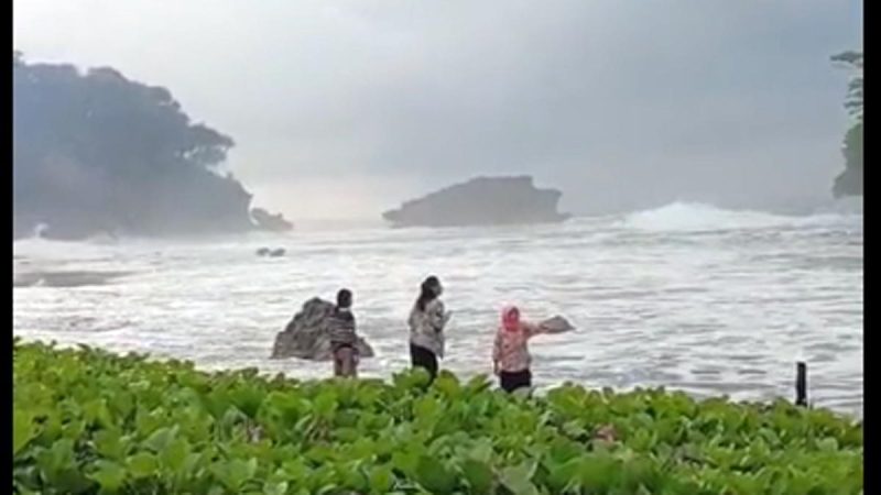 Lokasi kejadian wisatawan asal Garut yang terseret ombak ganas di Pantai Madasari, Kecamatan Cimerak, Kabupaten Pangandaran, Jawa Barat, Jumat (15/5/2026). Foto: Istimewa