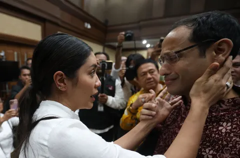 Mantan Menteri Pendidikan dan Kebudayaan era Presiden ke-7 RI Nadiem Anwar Makarim menangis usai mengikuti sidang tuntutan di Pengadilan Tipikor, Jakarta, Rabu (13/05/2026). Kapanlagi.com/ Budy Santoso