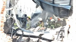 Sebuah pabrik bahan sol sepatu di kawasan Cibolerang, Kecamatan Bandung Kulon, Kota Bandung, terbakar pada Rabu (27/5/2026) sekitar pukul 12.12 WIB. Petugas Dinas Pemadam Kebakaran dan Penyelamatan Kota Bandung langsung mengerahkan 11 unit kendaraan untuk mengendalikan api. (Tribun Jabar/Muhamad Nandri Prilatama)