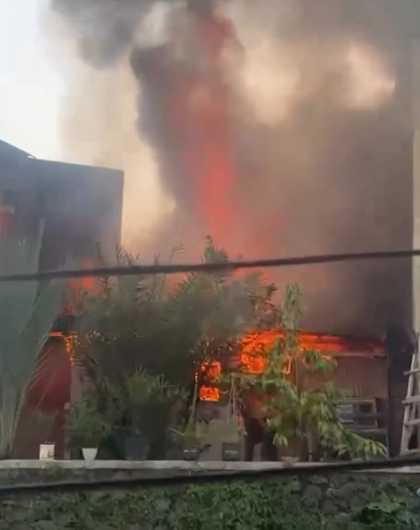Suasana di kawasan Jalan Gumuruh, Kelurahan Gumuruh, Kecamatan Batununggal, Kota Bandung, mendadak ramai setelah laporan kebakaran masuk ke Dinas Pemadam Kebakaran dan Penyelamatan Kota Bandung, Jumat (29/5/2026) sore. (Foto Tangkapan Layar @infokebakaranbdg)