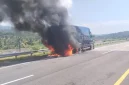 Sebuah truk tronton bermuatan pasir terbakar di ruas Tol Cisumdawu KM 200, Kecamatan Conggeang, Kabupaten Sumedang, Selasa (19/5/2026) siang. (Foto Damkar Conggeang)