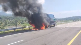 Sebuah truk tronton bermuatan pasir terbakar di ruas Tol Cisumdawu KM 200, Kecamatan Conggeang, Kabupaten Sumedang, Selasa (19/5/2026) siang. (Foto Damkar Conggeang)