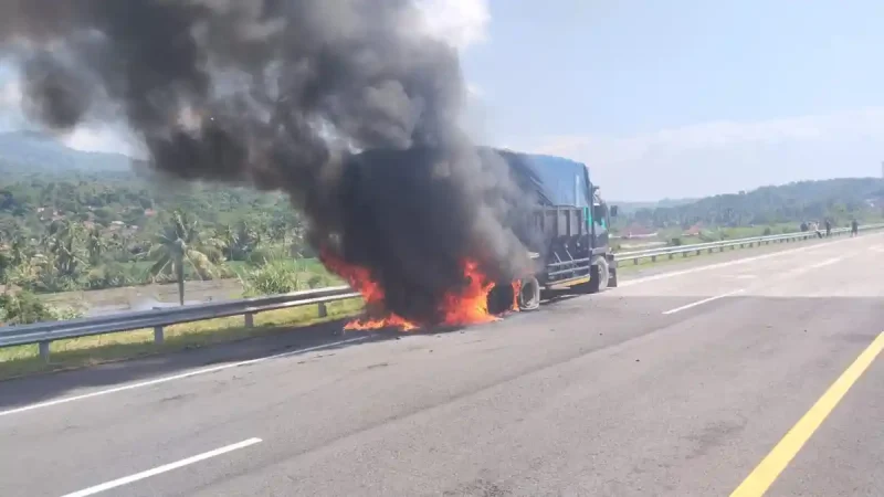 Sebuah truk tronton bermuatan pasir terbakar di ruas Tol Cisumdawu KM 200, Kecamatan Conggeang, Kabupaten Sumedang, Selasa (19/5/2026) siang. (Foto Damkar Conggeang)