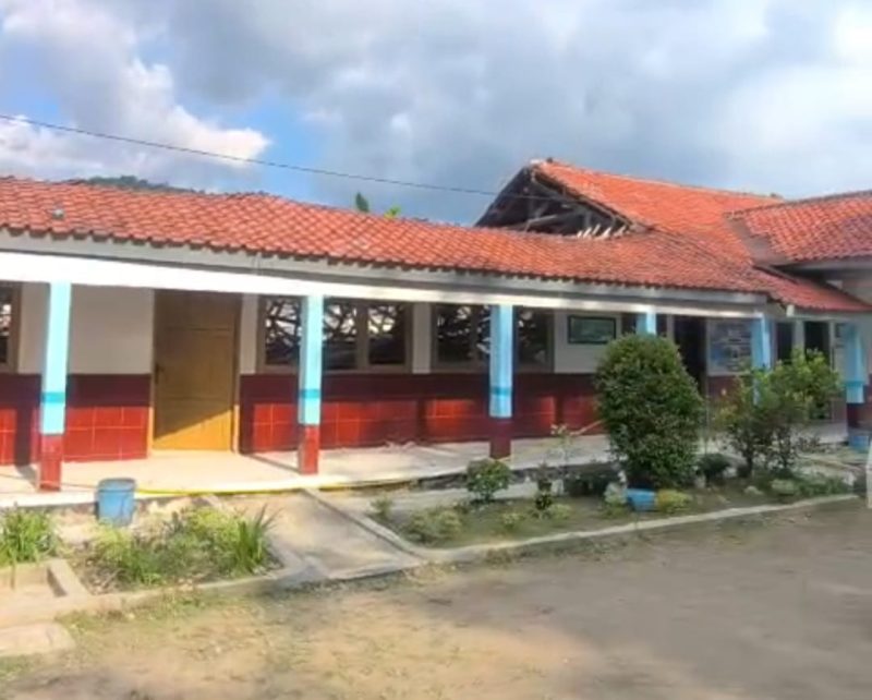 Bupati Majalengka Tinjau SDN 3 Mirat yang Ambruk, Perbaikan Segera melalui Dana BTT.
