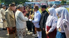 Bupati Majalengka, H. Eman Suherman, bertindak sebagai pembina upacara pada peringatan Hari Pendidikan Nasional (Hardiknas) tingkat Kabupaten Majalengka yang digelar di Lapangan GGM Majalengka, Sabtu pagi (2/5)