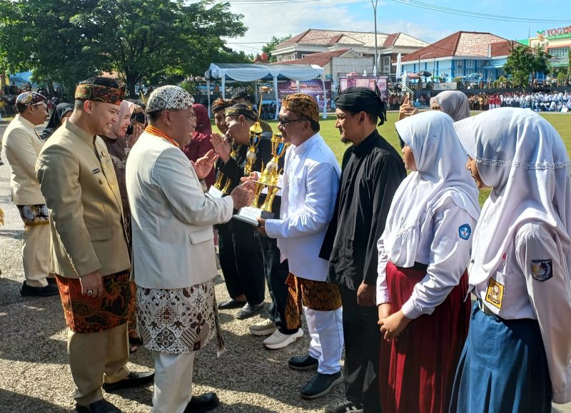 Bupati Majalengka, H. Eman Suherman, bertindak sebagai pembina upacara pada peringatan Hari Pendidikan Nasional (Hardiknas) tingkat Kabupaten Majalengka yang digelar di Lapangan GGM Majalengka, Sabtu pagi (2/5)