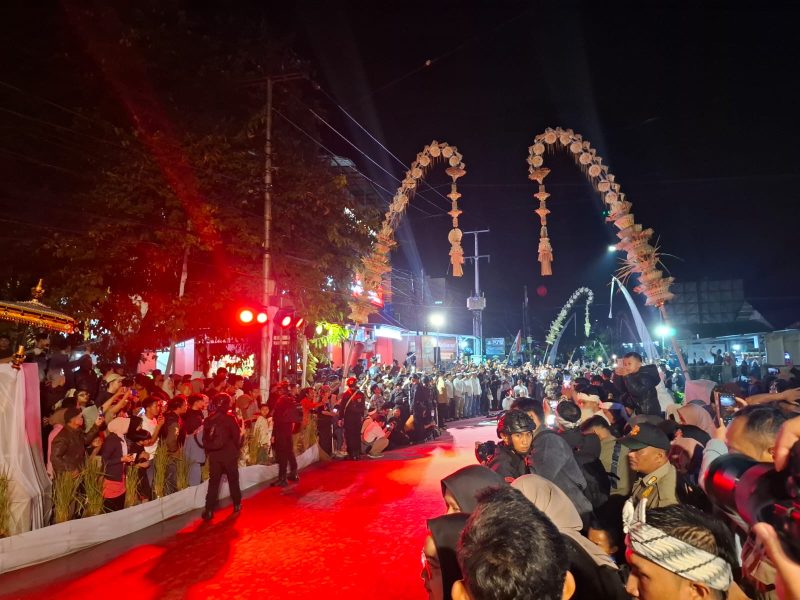Warga Antusias Menyaksikan Kirab Mahkota Binokasih, Senin 4/05/2026, (Foto Kabar Pajajaran/Chq)