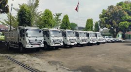 Kodim 0617/Majalengka menyerahkan secara simbolis kendaraan operasional mobil dump truck dan pick up untuk Koperasi Desa/Kelurahan Merah Putih di 25 Desa/Kelurahan yang ada di Kabupaten Majalengka bertempat di Makodim 0617/ Majalengka, Jumat (8/5/2026). (Foto Diskominfo Majalengka)