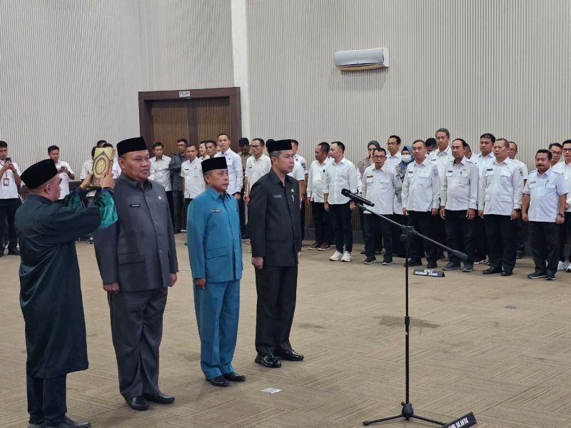 Bupati Majalengka, Eman Suherman, resmi melantik dan mengambil sumpah jabatan tiga Pejabat Pimpinan Tinggi Pratama di lingkungan Pemerintah Kabupaten Majalengka, Rabu (13/5/2026). Foto Humas