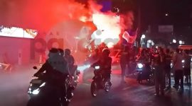 Ribuan Bobotoh memadati kawasan Flyover Mochtar Kusumaatmadja (Pasupati), Kota Bandung, Minggu (17/5) malam. Mereka merayakan kemenangan dramatis Persib Bandung atas PSM Makassar dengan skor 2-1 pada laga pekan ke-33 Super League musim 2025/2026. (Foto Istimewa)
