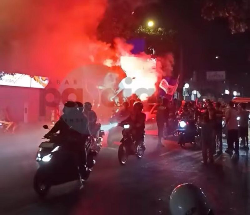 Ribuan Bobotoh memadati kawasan Flyover Mochtar Kusumaatmadja (Pasupati), Kota Bandung, Minggu (17/5) malam. Mereka merayakan kemenangan dramatis Persib Bandung atas PSM Makassar dengan skor 2-1 pada laga pekan ke-33 Super League musim 2025/2026. (Foto Istimewa)