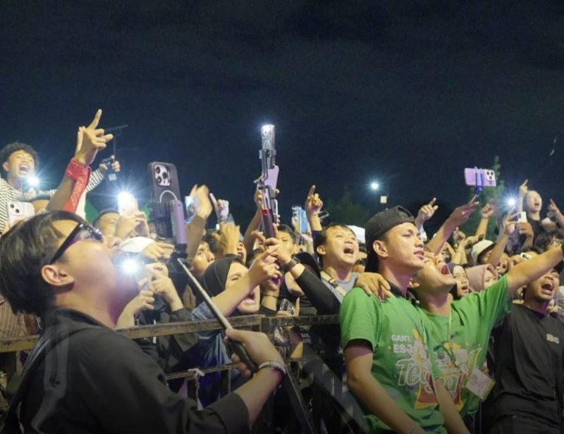 Tingginya antusiasme masyarakat terlihat dari padatnya area acara sejak sore hari. Panitia bahkan mencatat jumlah pengunjung mencapai sekitar 15 ribu orang selama festival berlangsung. (Foto Istimewa)