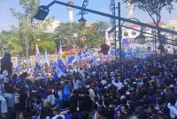 Ribuan Bobotoh memadati kawasan Jalan Asia Afrika, Bandung, Minggu (24/5/2026) pagi. Mereka datang untuk merayakan gelar juara Persib Bandung musim 2025/2026. (Foto Kabar Pajajaran/Radit)