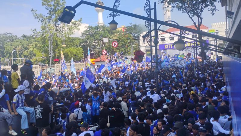 Ribuan Bobotoh memadati kawasan Jalan Asia Afrika, Bandung, Minggu (24/5/2026) pagi. Mereka datang untuk merayakan gelar juara Persib Bandung musim 2025/2026. (Foto Kabar Pajajaran/Radit)
