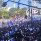 Ribuan Bobotoh memadati kawasan Jalan Asia Afrika, Bandung, Minggu (24/5/2026) pagi. Mereka datang untuk merayakan gelar juara Persib Bandung musim 2025/2026. (Foto Kabar Pajajaran/Radit)