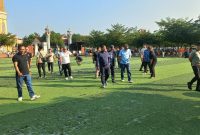 Bupati Majalengka, Eman Suherman, mengaku prihatin melihat kondisi rumput sintetis di kawasan Alun-Alun Majalengka yang mulai mengalami kerusakan. Hal tersebut disampaikan saat kegiatan Geber Jumat, Jumat (29/5/2026). (Foto Istimewa)